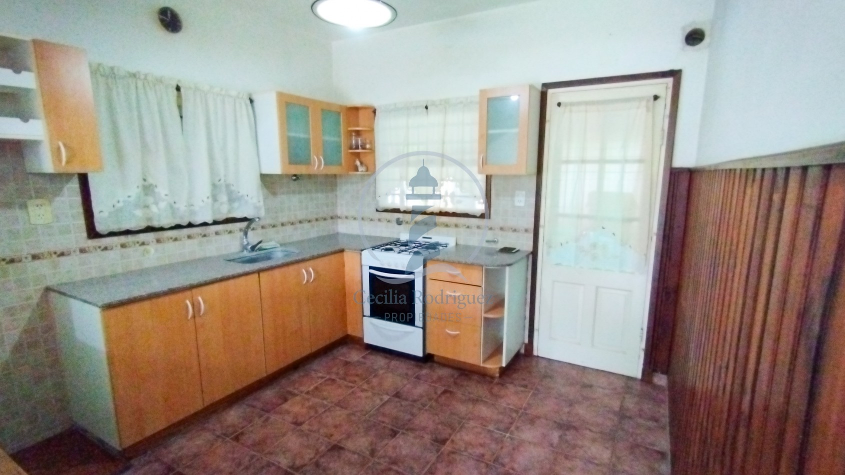 Casa 3 amb. con quincho + monoambiente independiente - En lote propio