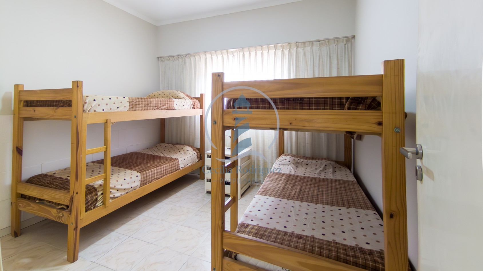 Chalet de 3 amb. p/6 pax. c/ gran parque y parrilla - Faro Norte