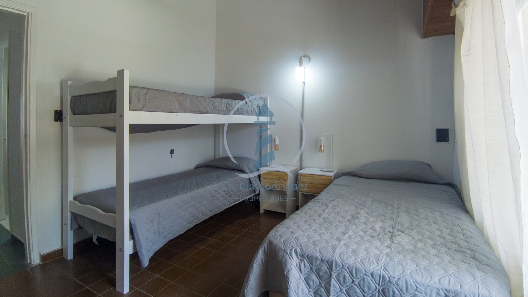 Gran Chalet 4 amb. c/parque y parrilla - a 4 cdas. del mar