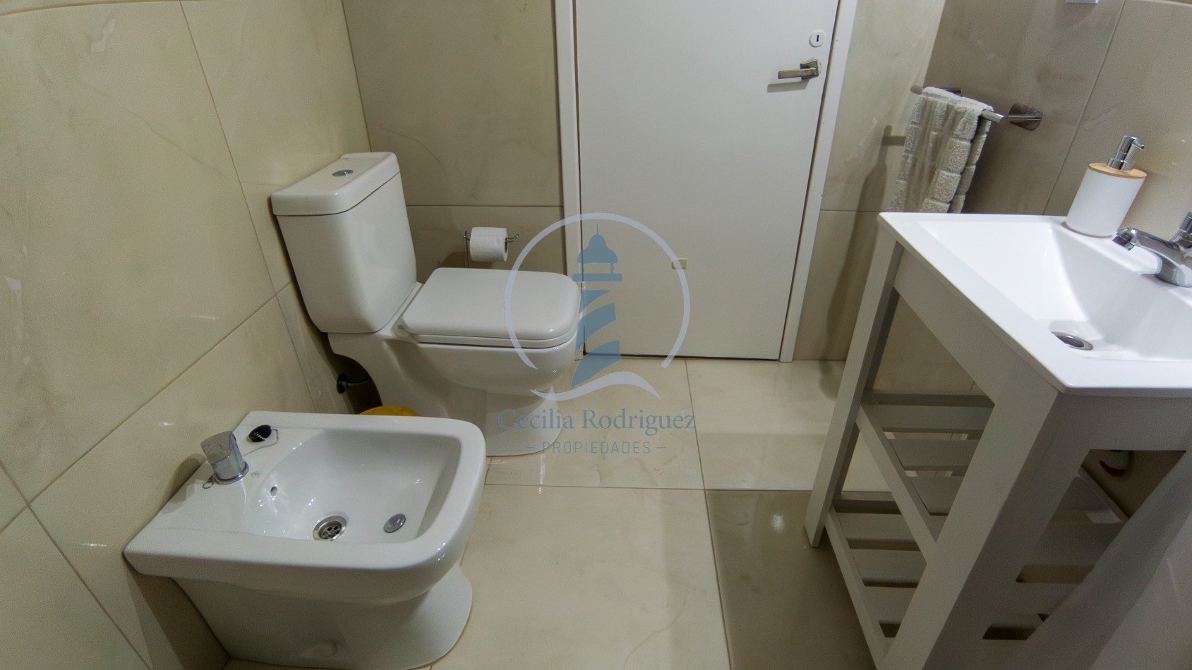 Gran Chalet 4 amb. c/parque y parrilla - a 4 cdas. del mar