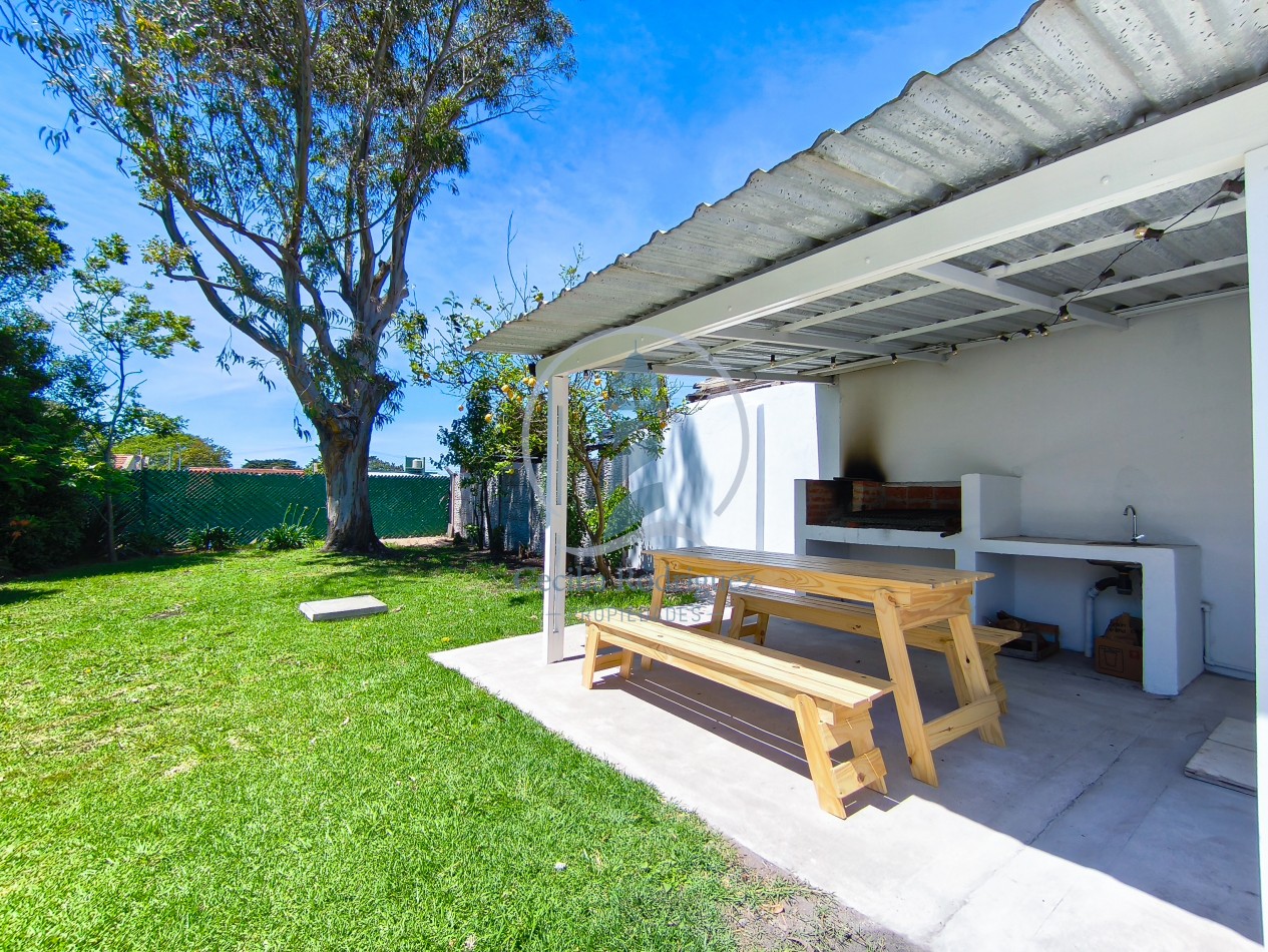 Gran Chalet 4 amb. c/parque y parrilla - a 4 cdas. del mar