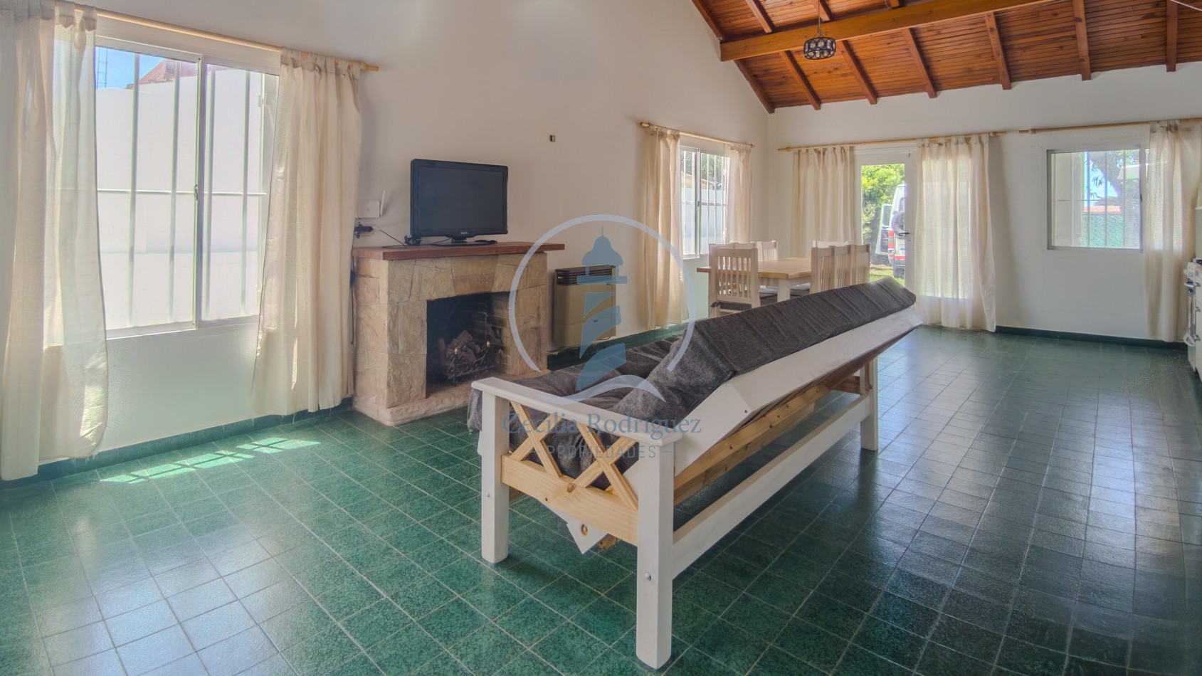 Gran Chalet 4 amb. c/parque y parrilla - a 4 cdas. del mar