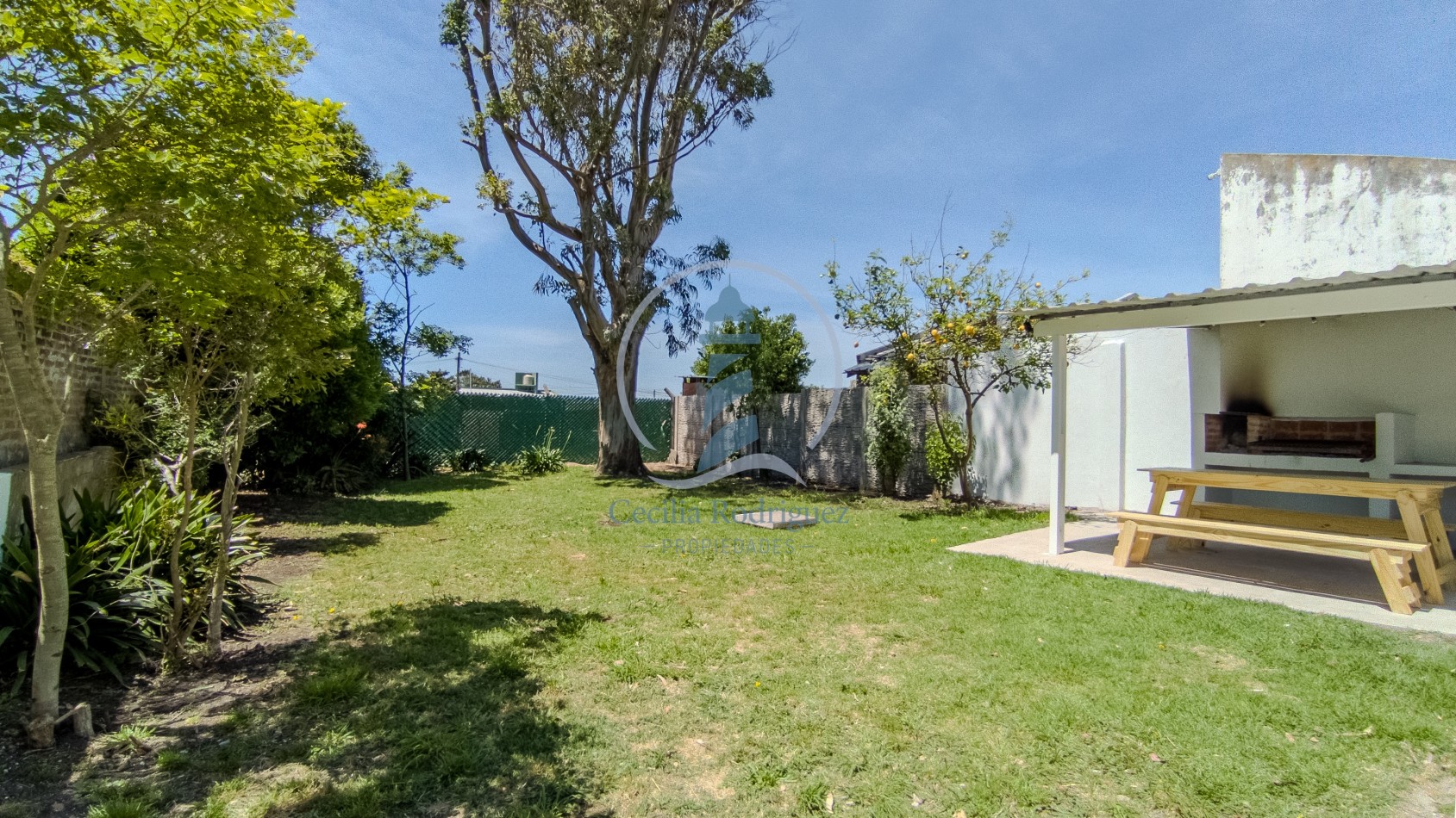 Gran Chalet 4 amb. c/parque y parrilla - a 4 cdas. del mar