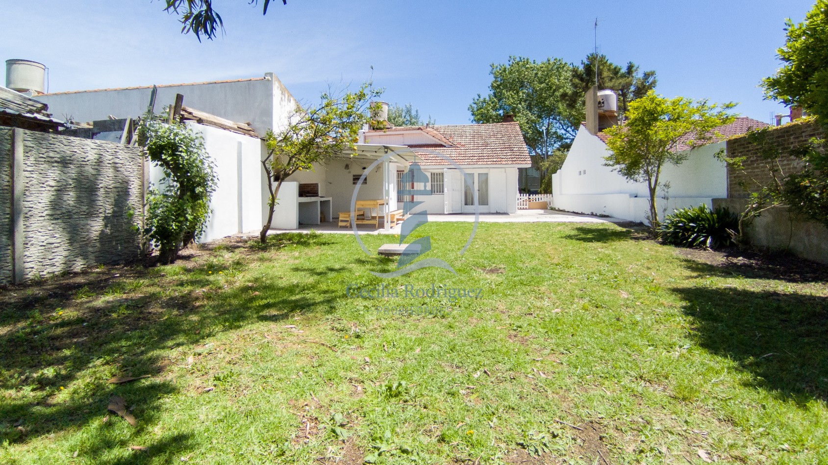 Gran Chalet 4 amb. c/parque y parrilla - a 4 cdas. del mar