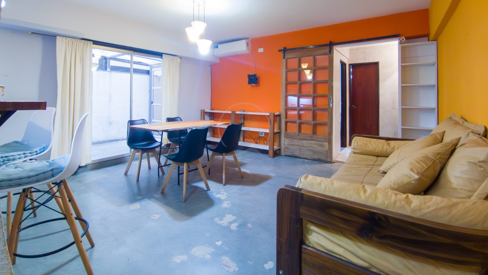 Amplio Dpto. de 2 amb.| Patio cubierto y descubierto | Zona Aldrey 