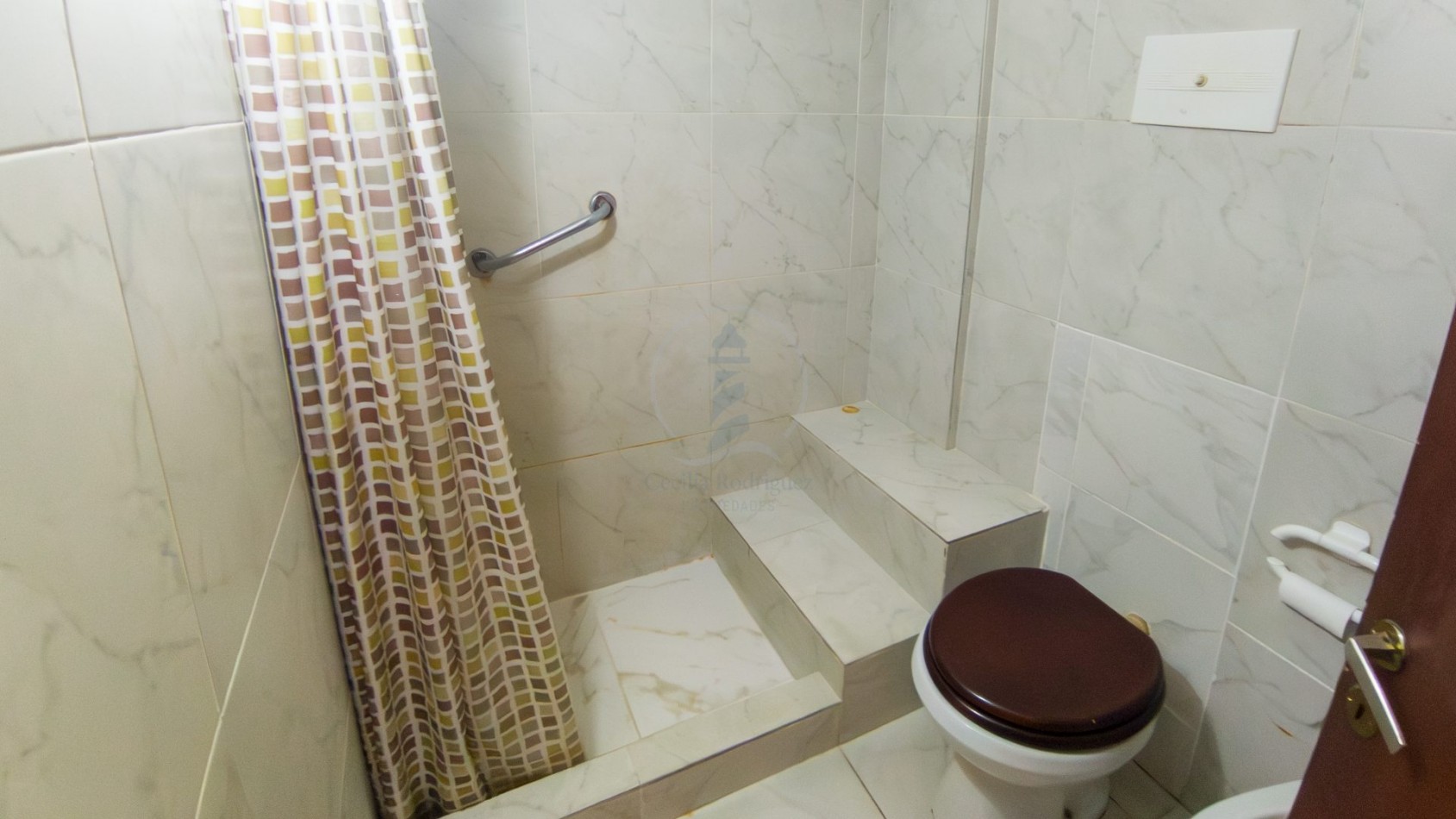 Amplio Dpto. de 2 amb.| Patio cubierto y descubierto | Zona Aldrey 