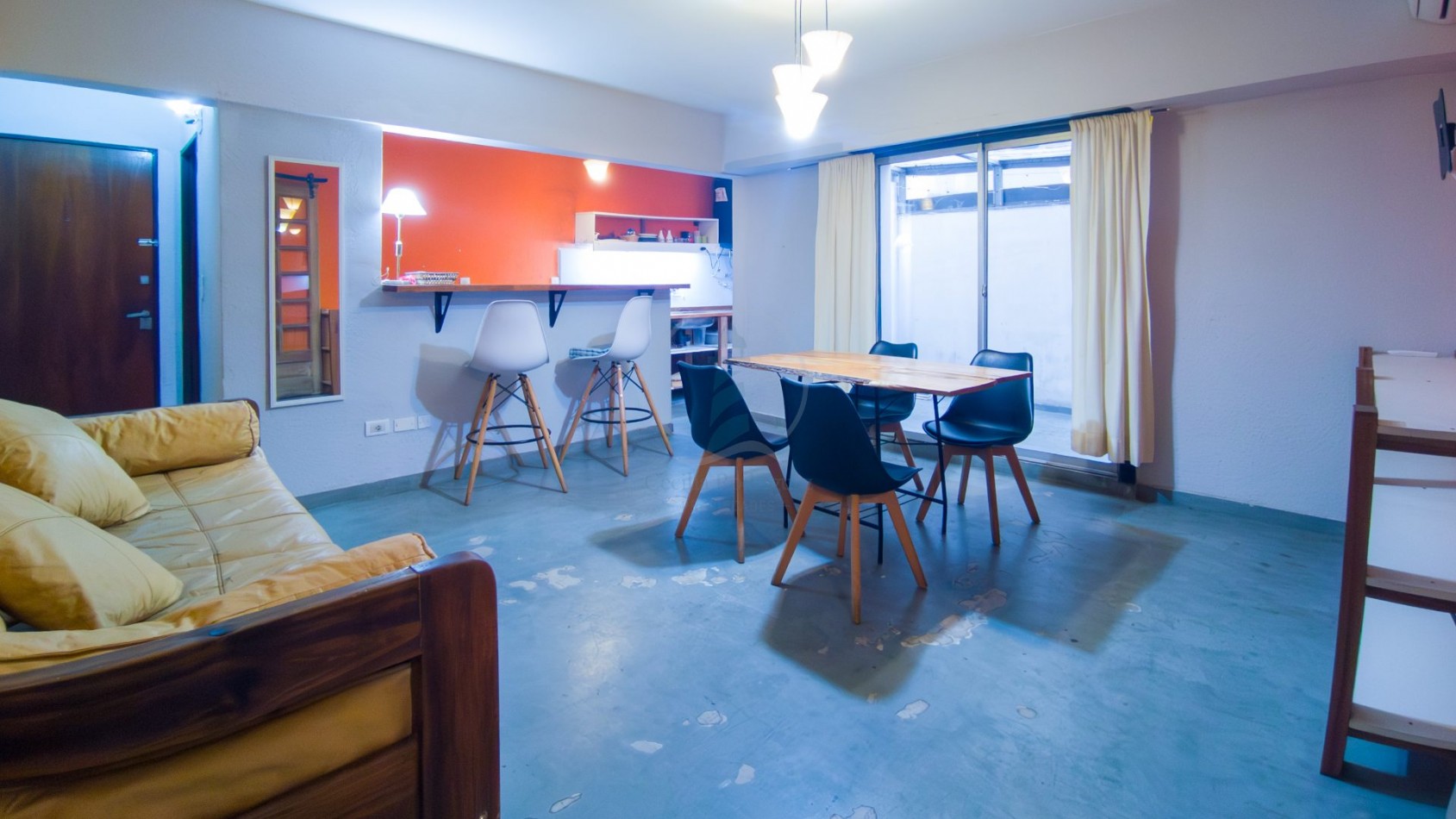 Amplio Dpto. de 2 amb.| Patio cubierto y descubierto | Zona Aldrey 