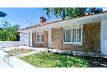 Gran Chalet 4 amb. c/parque y parrilla - a 4 cdas. del mar